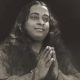 yogananda-rezando