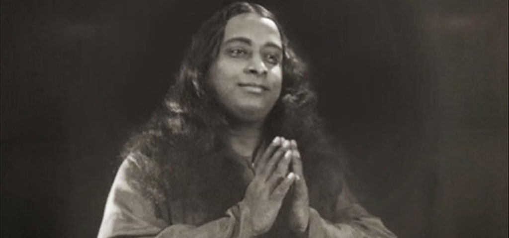 yogananda-rezando